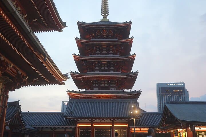 Tokyo: Asakusa Walking Tour with Local guide and Photographer — photo 10