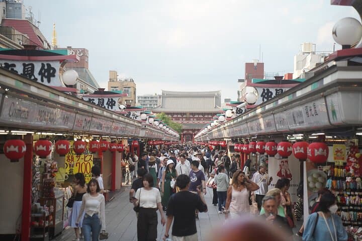 Tokyo: Asakusa Walking Tour with Local guide and Photographer — photo 12