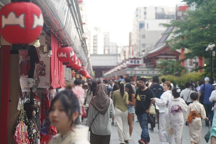 Tokyo: Asakusa Walking Tour with Local guide and Photographer — photo 14