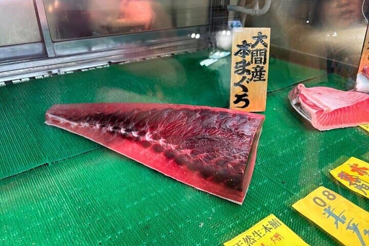 Private Tsukiji Market Gourmet & Walking Tour with 3 Local Foods — photo 4