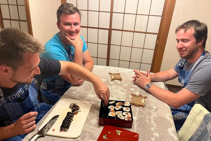 Yokohama: Sushi & Gyoza Cooking with Matcha & GreenTea Experience — photo 7