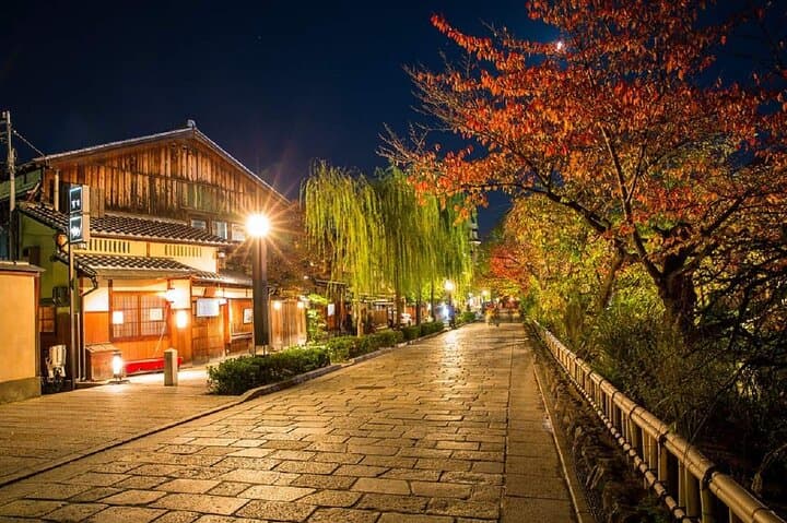 Kyoto Gion Night Guided Walking Tour for 3 Hours — photo 1