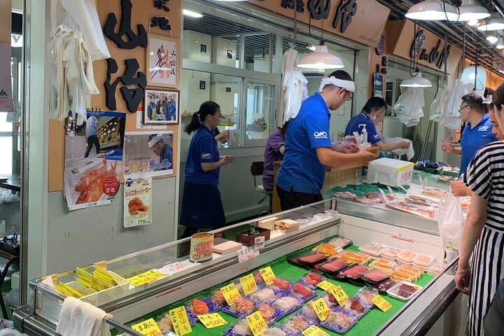 Private Tsukiji Market Tour and Sushi Making at a Local Home — photo 3