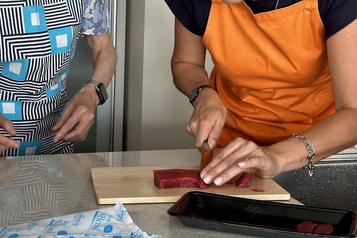 Private Tsukiji Market Tour and Sushi Making at a Local Home — photo 8