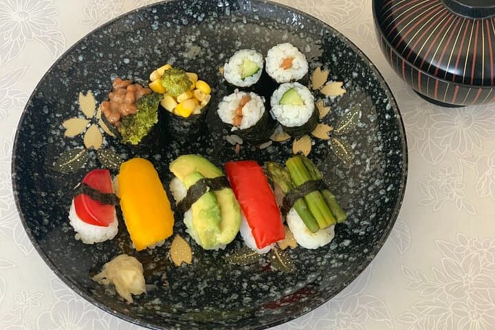 Private Tsukiji Market Tour and Sushi Making at a Local Home — photo 7
