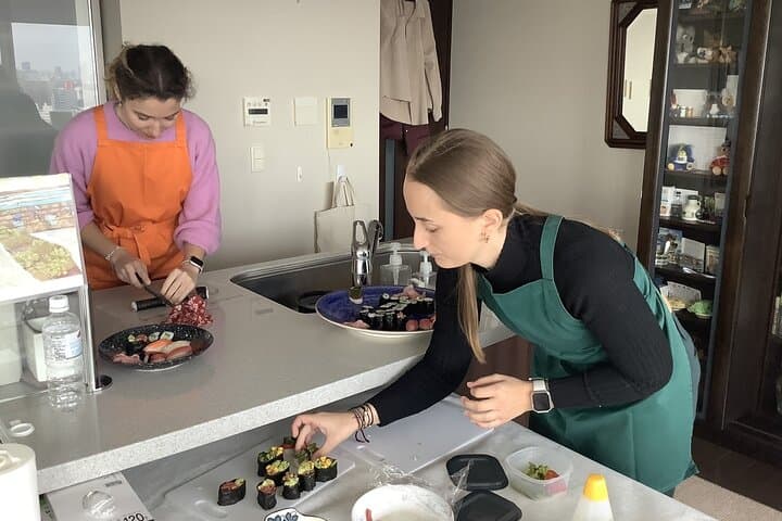 Private Tsukiji Market Tour and Sushi Making at a Local Home — photo 13