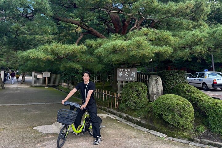 Kanazawa Highlights Cycling Tour: Garden, Castle & GeishaDistrict — photo 6