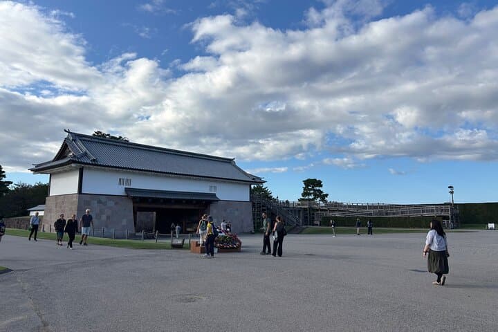 Kanazawa Highlights Cycling Tour: Garden, Castle & GeishaDistrict — photo 11