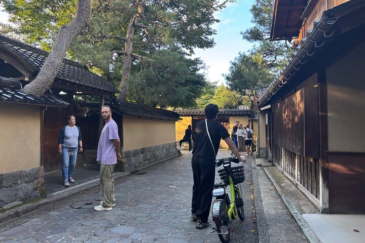 Kanazawa Highlights Cycling Tour: Garden, Castle & GeishaDistrict — photo 5