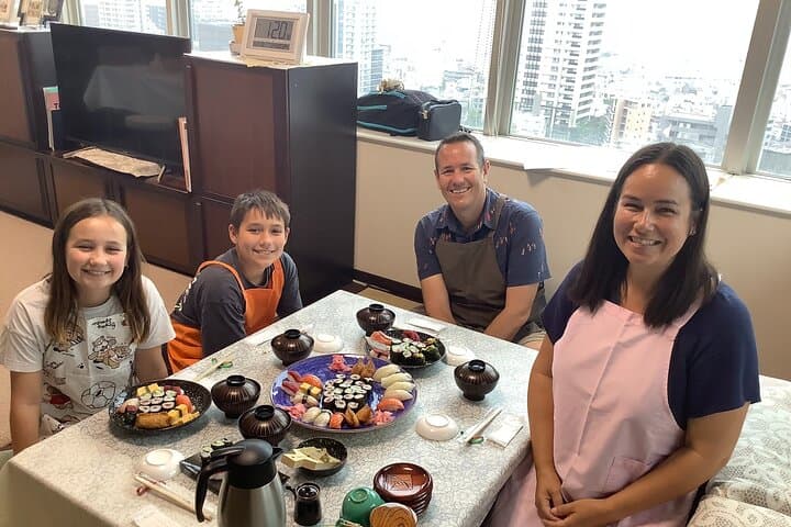 Private Tsukiji Market Tour and Sushi Making at a Local Home — photo 1
