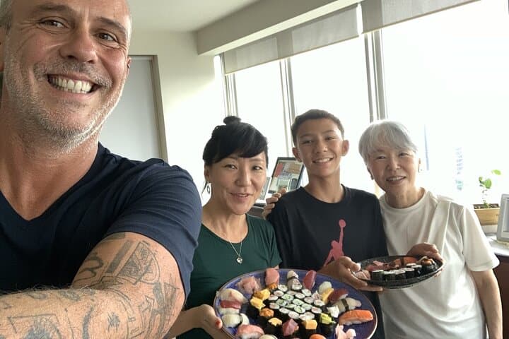 Private Tsukiji Market Tour and Sushi Making at a Local Home — photo 14