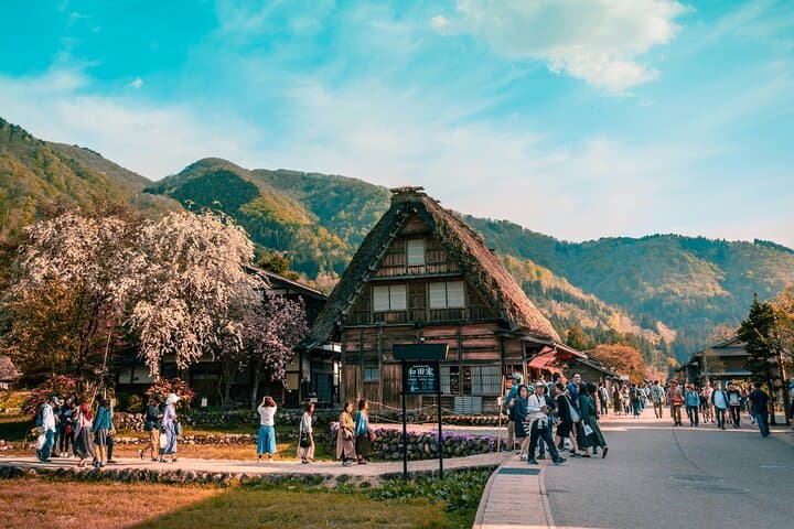 Shirakawago & Kanazawa from Osaka by bullet train