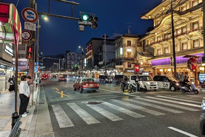 Kyoto Gion Evening Stroll & Foodie Tour - 8 + Tastings & Drinks — photo 2