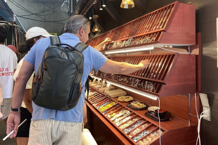 Tokyo: Tuna Auction at Toyosu & Tsukiji Food Walking Tour — photo 8