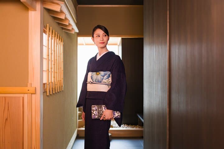 Premium Silk Kimono Rental inside Shinjuku Gyoen National Garden — photo 9