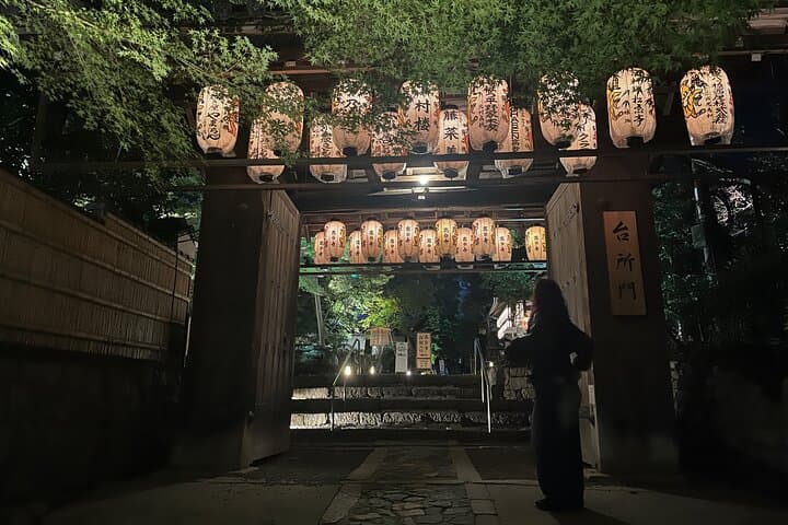 Kyoto Gion Night Walking Tour with a Local Guide (French/English) — photo 6