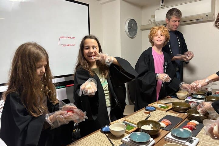 Mochi Pounding and Sushi Making Experience in Tokyo — photo 3
