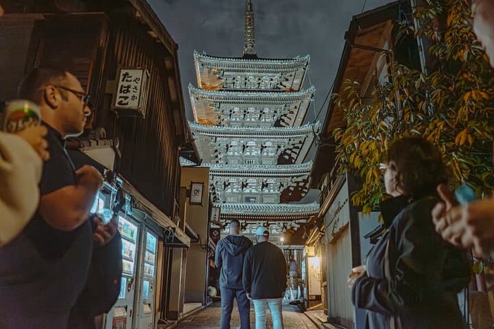 Kyoto Gion Evening Walk: Sake, Secret Alleys & Geisha District — photo 18