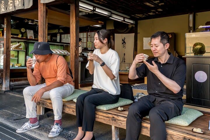 Castle Town Walking Tour with Local Sweets and Sake Tasting — photo 4