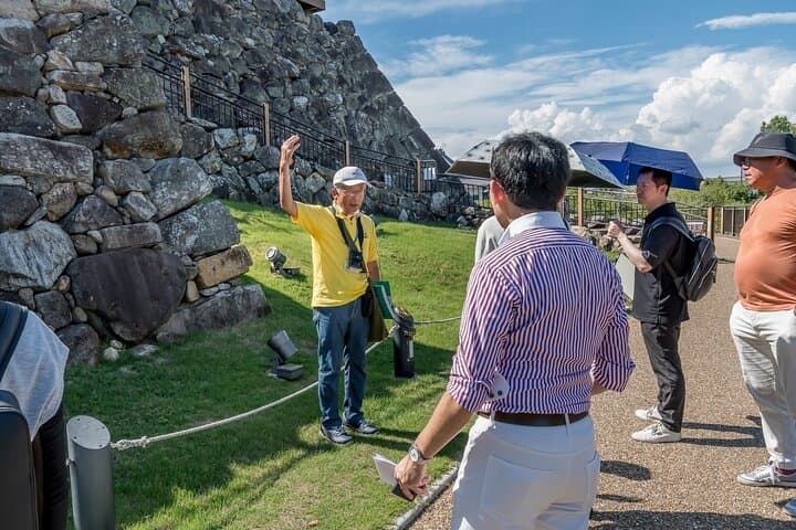 Castle Town Walking Tour with Local Sweets and Sake Tasting — photo 5
