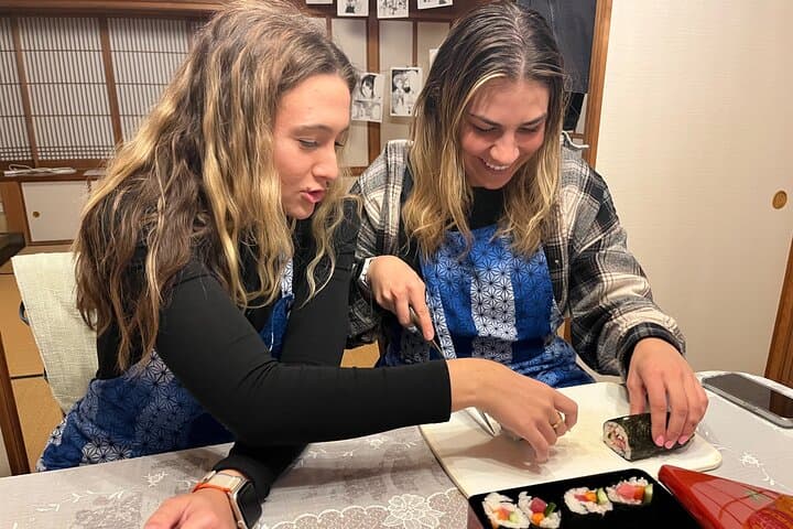 Yokohama: Sushi & Gyoza Cooking with Matcha & GreenTea Experience — photo 4