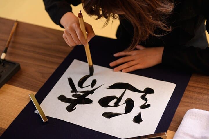 Private calligraphy lessons in a Japanese-style room in Shibuya — photo 1