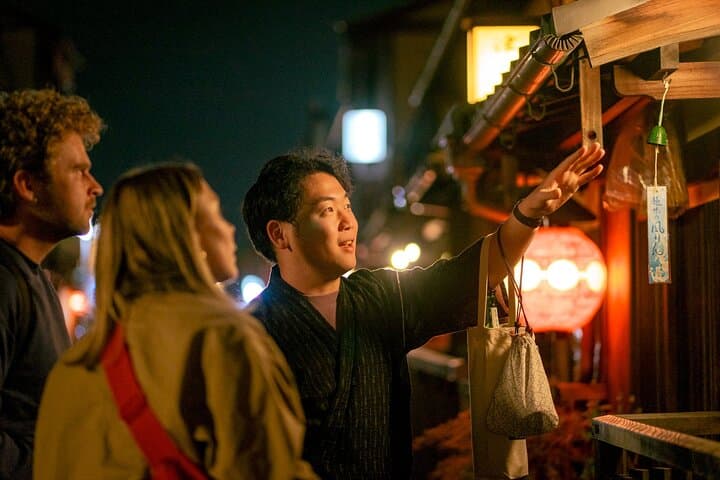 Kyoto Gion Evening Walk: Sake, Secret Alleys & Geisha District — photo 4
