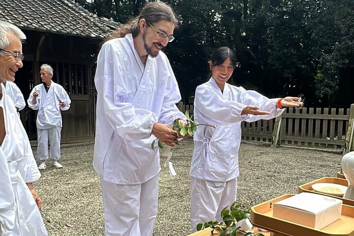 Hands-on Insider Experience at a Historic Shrine — photo 6