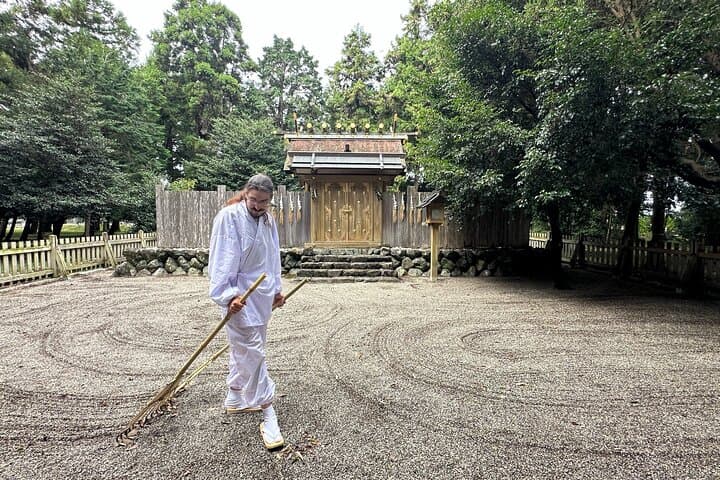 Hands-on Insider Experience at a Historic Shrine — photo 9