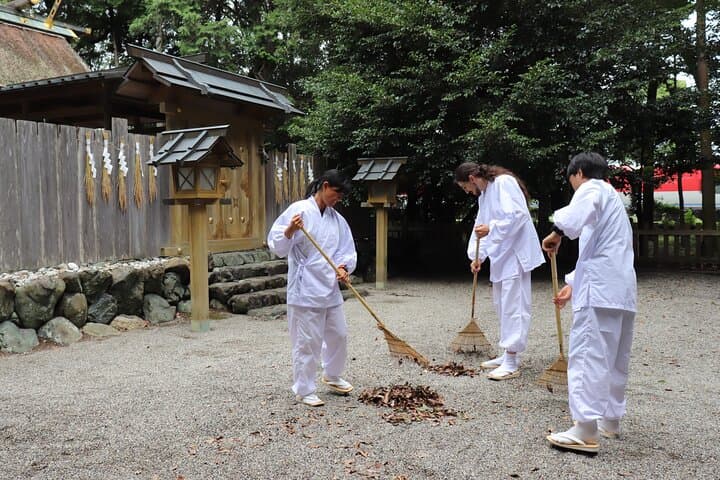 [Short Plan] Shrine Insider: Cleaning & Goshuin — photo 11