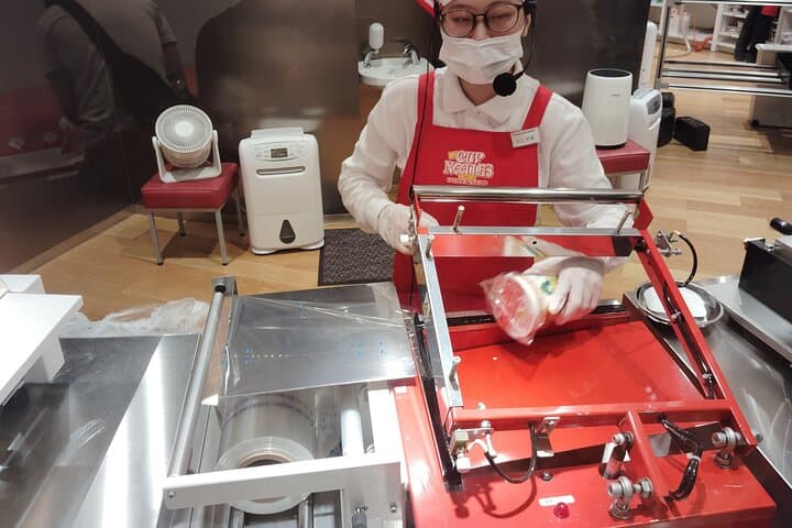 Osaka: Cup Noodles Museum Guided Tour (90 Minutes) — photo 10