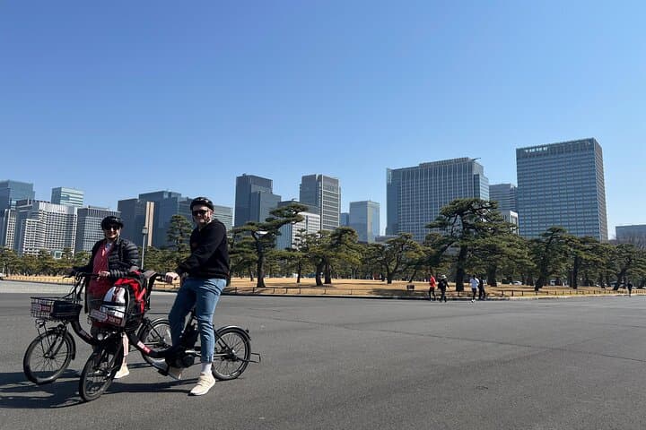 Tokyo Imperial Palace 2h Private E-bike at your pace. — photo 5