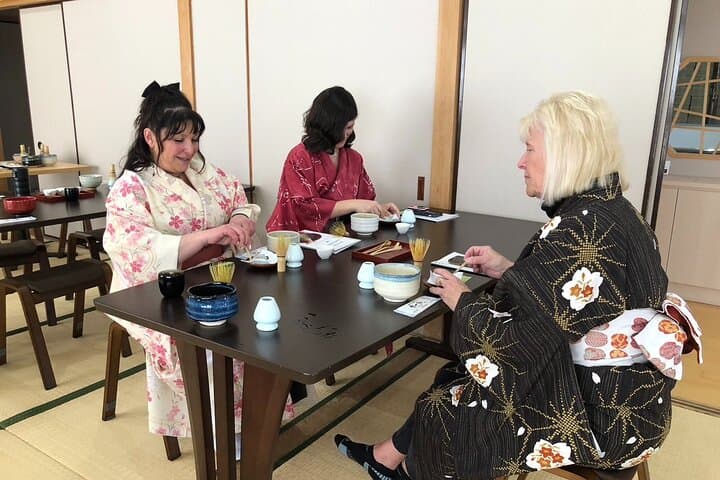 Walk Kyoto in Kimono Guided Cultural Tour with Tea Experience — photo 2