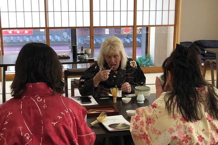 Walk Kyoto in Kimono Guided Cultural Tour with Tea Experience — photo 17