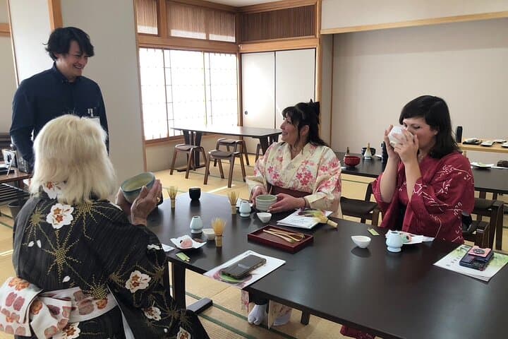 Walk Kyoto in Kimono Guided Cultural Tour with Tea Experience — photo 19
