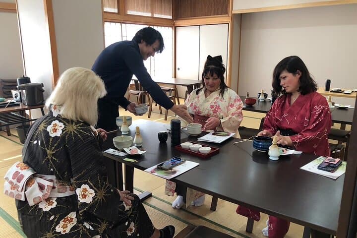 Walk Kyoto in Kimono Guided Cultural Tour with Tea Experience — photo 1