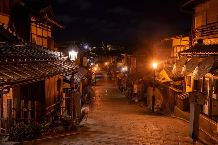 Kyoto Gion Evening Walk: Sake, Secret Alleys & Geisha District — photo 10
