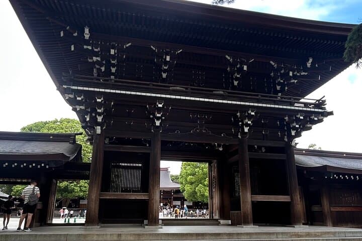 Tokyo Private Walking Tour Shibuya, Harajuku and Meiji Jingu — photo 4