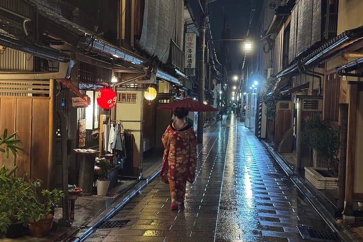 Kyoto Gion Night Tour: Discover Geisha District and Hidden Gems — photo 4