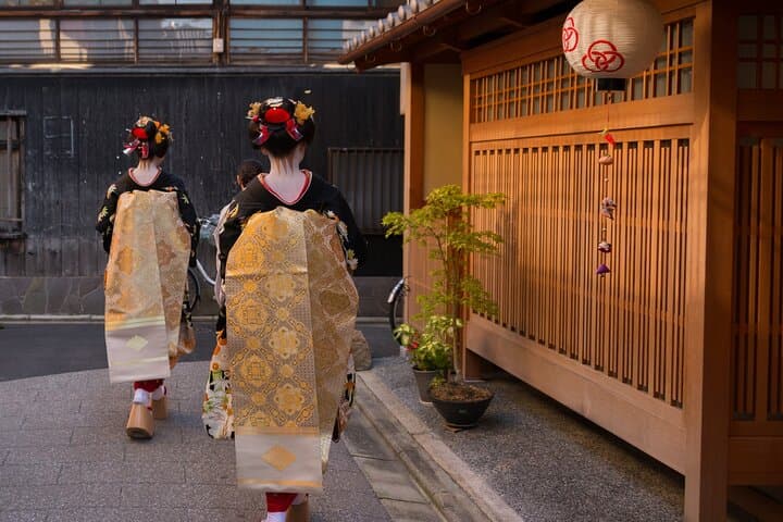 Kyoto Gion Evening Walk: Sake, Secret Alleys & Geisha District — photo 3