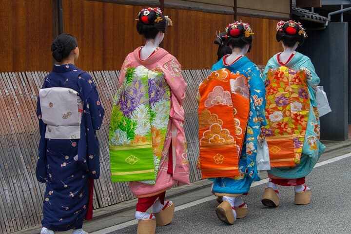 Kyoto Gion Evening Walk: Sake, Secret Alleys & Geisha District — photo 14