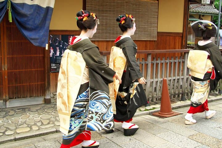Kyoto Gion Evening Walk: Sake, Secret Alleys & Geisha District — photo 20