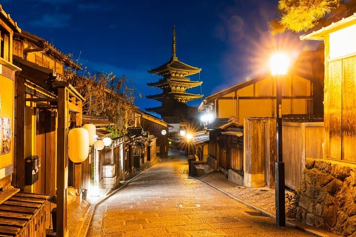 Kyoto Gion Evening Walk: Sake, Secret Alleys & Geisha District — photo 7