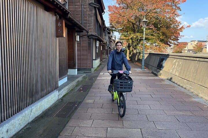 Kanazawa Highlights Cycling Tour: Garden, Castle & GeishaDistrict — photo 4