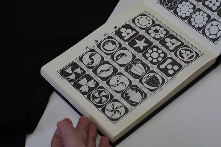 Nagoya Black Montsuki Dyeing: Family Crest Silk Printing — photo 2