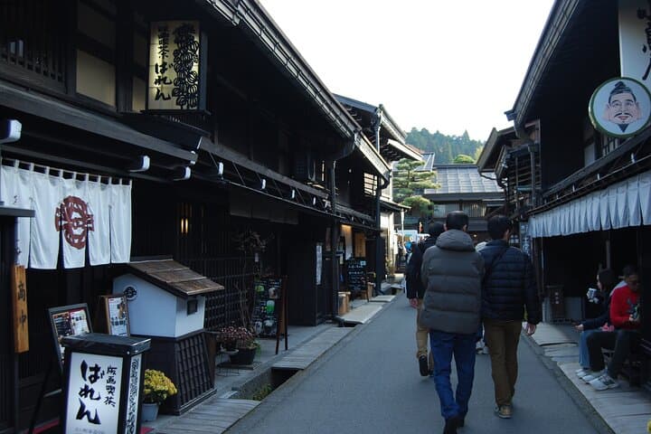 Walking Tour in Takayama Old Town and Historic Streets — photo 2