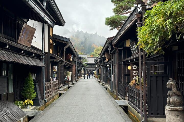 Takayama Early Morning Guided Walking Tour and Market Visit — photo 4