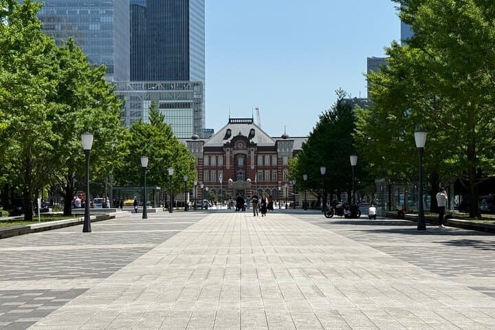 Imperial Palace Tokyo Station and Tsukiji Market Private Tour — photo 5