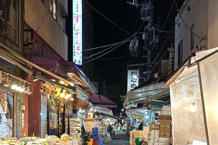 Imperial Palace Tokyo Station and Tsukiji Market Private Tour — photo 7