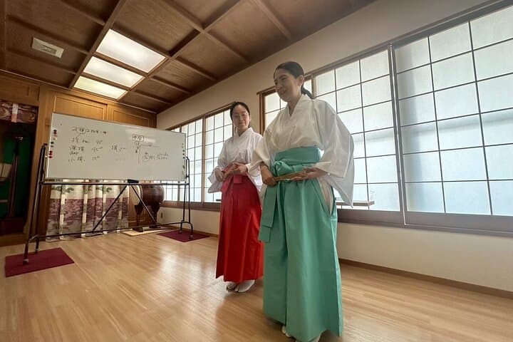 Kawasaki Shrine Experience: Miko & Shinto Priest Traditions — photo 2